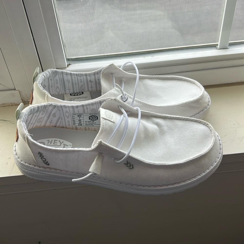 Hey dudes, never worn!!